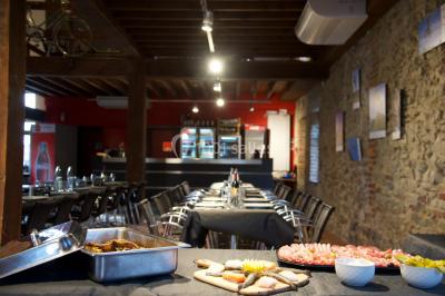 Dépliant sur des trottinettes électriques tout terrain posé sur une table avec viennoiseries et jus d'orange en arrière-plan.