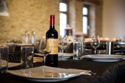 Dépliant sur des trottinettes électriques tout terrain posé sur une table avec viennoiseries et jus d'orange en arrière-plan.