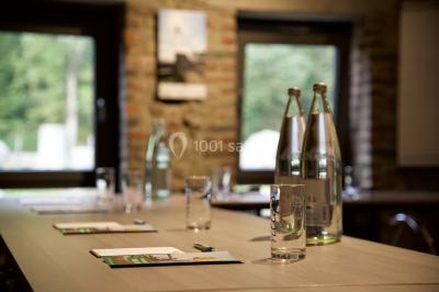 Dépliant sur des trottinettes électriques tout terrain posé sur une table avec viennoiseries et jus d'orange en arrière-plan.