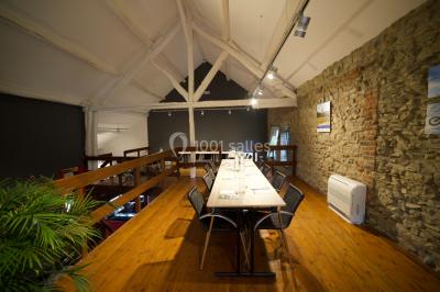 Dépliant sur des trottinettes électriques tout terrain posé sur une table avec viennoiseries et jus d'orange en arrière-plan.