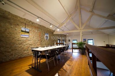 Dépliant sur des trottinettes électriques tout terrain posé sur une table avec viennoiseries et jus d'orange en arrière-plan.