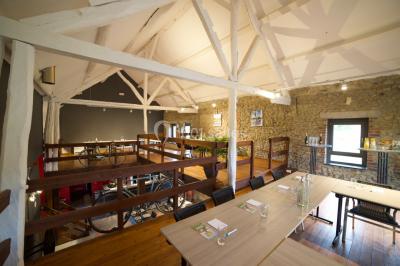 Dépliant sur des trottinettes électriques tout terrain posé sur une table avec viennoiseries et jus d'orange en arrière-plan.