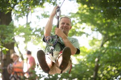 Dépliant sur des trottinettes électriques tout terrain posé sur une table avec viennoiseries et jus d'orange en arrière-plan.