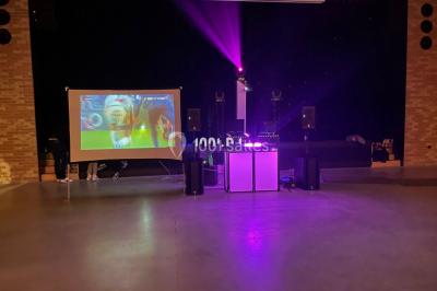 Miniature DJ Toulouse (Haute-Garonne) - Dj C-Mix Evènementiel #2 Équipement de sonorisation comprenant enceintes, projecteurs et consoles, installé sur une scène vide.