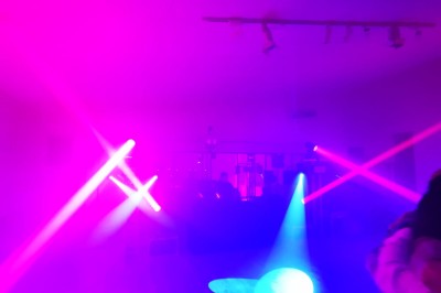 Installation de matériel de sonorisation et d'éclairage avec projecteurs et enceintes dans une salle de réception.