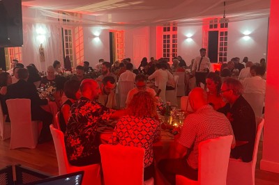 Installation de matériel de sonorisation et d'éclairage avec projecteurs et enceintes dans une salle de réception.