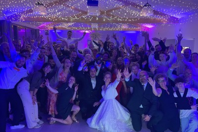 Installation de matériel de sonorisation et d'éclairage avec projecteurs et enceintes dans une salle de réception.