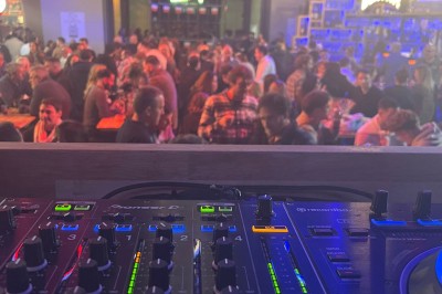 Installation de matériel de sonorisation et d'éclairage avec projecteurs et enceintes dans une salle de réception.