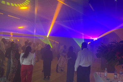 Installation de matériel de sonorisation et d'éclairage avec projecteurs et enceintes dans une salle de réception.