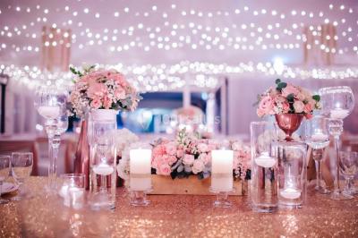 Buffet lumineux avec compartiments remplis de salades et condiments, entouré de bols dans une salle de restaurant.