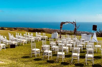 Buffet lumineux avec compartiments remplis de salades et condiments, entouré de bols dans une salle de restaurant.