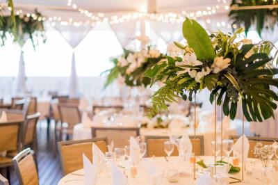 Buffet lumineux avec compartiments remplis de salades et condiments, entouré de bols dans une salle de restaurant.