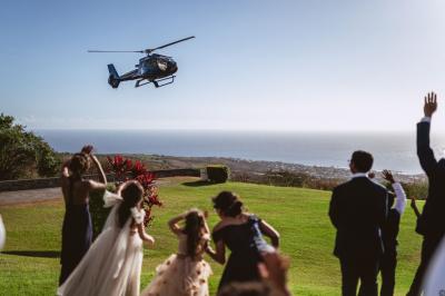 Buffet lumineux avec compartiments remplis de salades et condiments, entouré de bols dans une salle de restaurant.