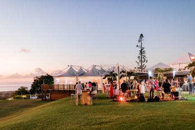 Buffet lumineux avec compartiments remplis de salades et condiments, entouré de bols dans une salle de restaurant.