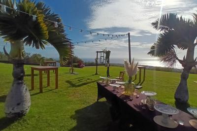 Buffet lumineux avec compartiments remplis de salades et condiments, entouré de bols dans une salle de restaurant.