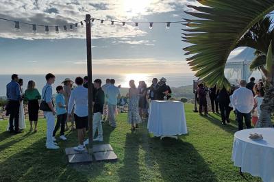 Buffet lumineux avec compartiments remplis de salades et condiments, entouré de bols dans une salle de restaurant.