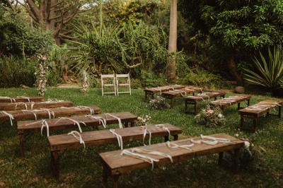 Groupe de personnes rassemblées dans un jardin éclairé par des guirlandes lumineuses lors d'un événement nocturne.