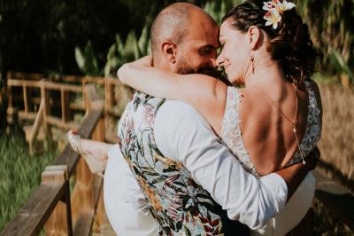 Groupe de personnes rassemblées dans un jardin éclairé par des guirlandes lumineuses lors d'un événement nocturne.