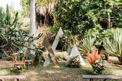 Groupe de personnes rassemblées dans un jardin éclairé par des guirlandes lumineuses lors d'un événement nocturne.