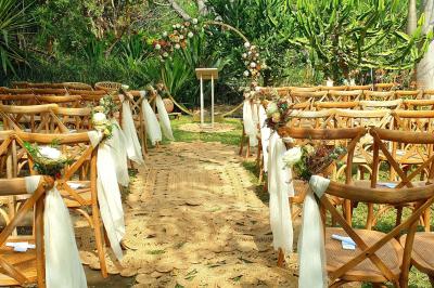 Groupe de personnes rassemblées dans un jardin éclairé par des guirlandes lumineuses lors d'un événement nocturne.