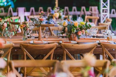 Groupe de personnes rassemblées dans un jardin éclairé par des guirlandes lumineuses lors d'un événement nocturne.