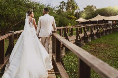 Groupe de personnes rassemblées dans un jardin éclairé par des guirlandes lumineuses lors d'un événement nocturne.