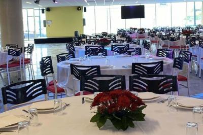 Comptoir moderne devant un mur végétal intérieur avec arches, éclairage discret et équipements de restauration.