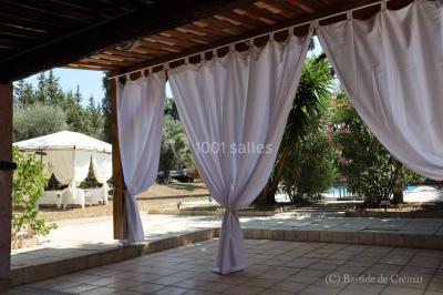 Chambre avec un lit double, éclairage doux et une grande bibliothèque en bois remplie de livres en arrière-plan.