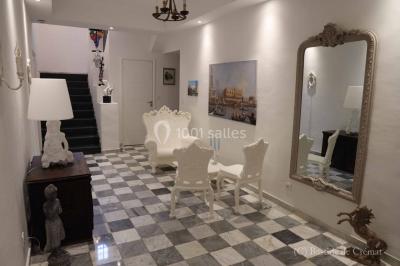 Chambre avec un lit double, éclairage doux et une grande bibliothèque en bois remplie de livres en arrière-plan.