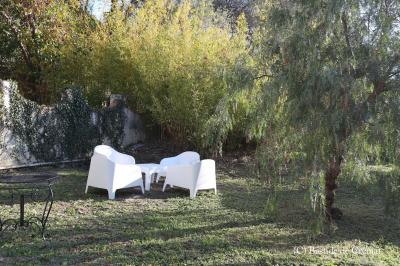 Chambre avec un lit double, éclairage doux et une grande bibliothèque en bois remplie de livres en arrière-plan.