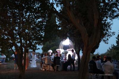 Chambre avec un lit double, éclairage doux et une grande bibliothèque en bois remplie de livres en arrière-plan.