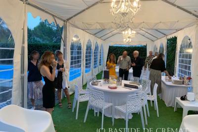 Chambre avec un lit double, éclairage doux et une grande bibliothèque en bois remplie de livres en arrière-plan.