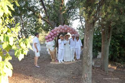 Chambre avec un lit double, éclairage doux et une grande bibliothèque en bois remplie de livres en arrière-plan.