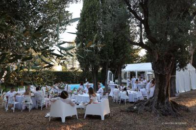 Chambre avec un lit double, éclairage doux et une grande bibliothèque en bois remplie de livres en arrière-plan.