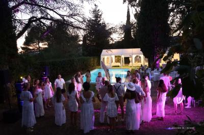 Chambre avec un lit double, éclairage doux et une grande bibliothèque en bois remplie de livres en arrière-plan.