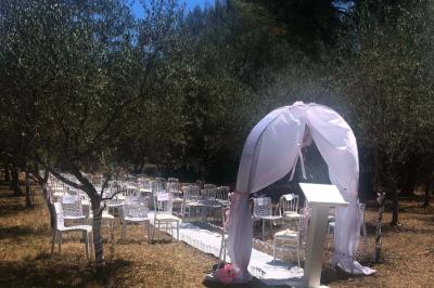 Chambre avec un lit double, éclairage doux et une grande bibliothèque en bois remplie de livres en arrière-plan.