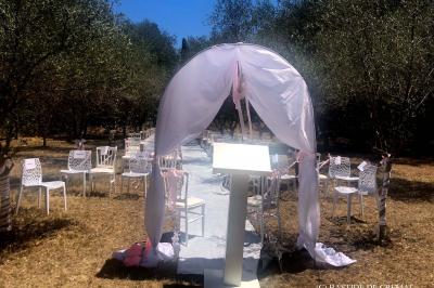 Chambre avec un lit double, éclairage doux et une grande bibliothèque en bois remplie de livres en arrière-plan.