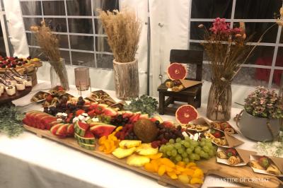 Chambre avec un lit double, éclairage doux et une grande bibliothèque en bois remplie de livres en arrière-plan.