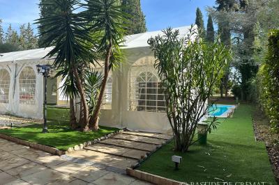 Chambre avec un lit double, éclairage doux et une grande bibliothèque en bois remplie de livres en arrière-plan.