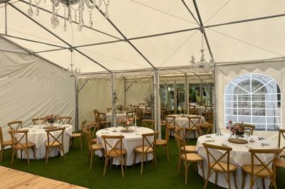 Chambre avec un lit double, éclairage doux et une grande bibliothèque en bois remplie de livres en arrière-plan.