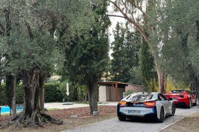 Chambre avec un lit double, éclairage doux et une grande bibliothèque en bois remplie de livres en arrière-plan.