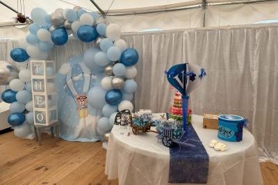 Chambre avec un lit double, éclairage doux et une grande bibliothèque en bois remplie de livres en arrière-plan.