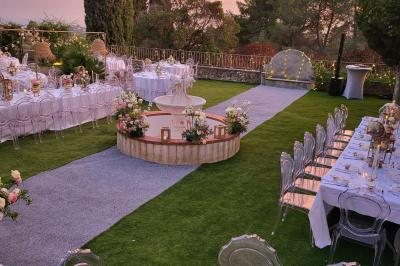 Chambre avec un lit double, éclairage doux et une grande bibliothèque en bois remplie de livres en arrière-plan.