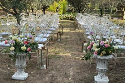 Chambre avec un lit double, éclairage doux et une grande bibliothèque en bois remplie de livres en arrière-plan.