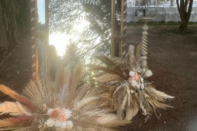 Chambre avec un lit double, éclairage doux et une grande bibliothèque en bois remplie de livres en arrière-plan.