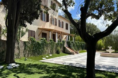 Chambre avec un lit double, éclairage doux et une grande bibliothèque en bois remplie de livres en arrière-plan.