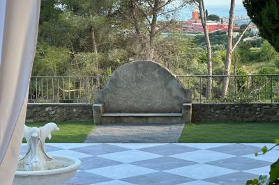 Chambre avec un lit double, éclairage doux et une grande bibliothèque en bois remplie de livres en arrière-plan.