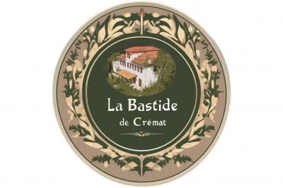 Chambre avec un lit double, éclairage doux et une grande bibliothèque en bois remplie de livres en arrière-plan.