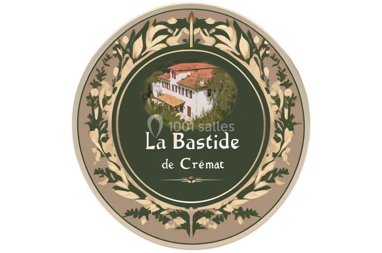 Logo circulaire avec une illustration d'une maison entourée de feuillage, accompagné du texte ’La Bastide de Crémat’.