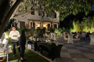 Chambre avec un lit double, éclairage doux et une grande bibliothèque en bois remplie de livres en arrière-plan.